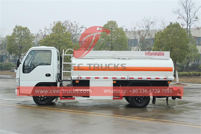 Isuzu mini 5000L oil tank truck