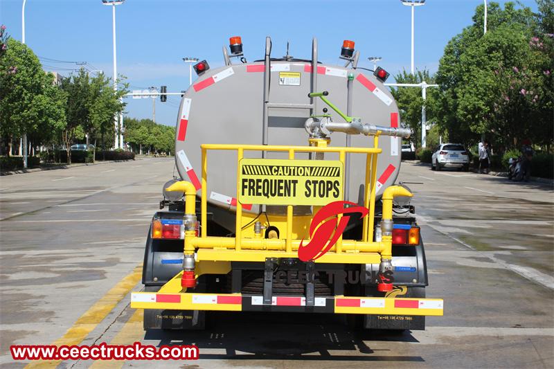 Isuzu 100P road sprinkling truck