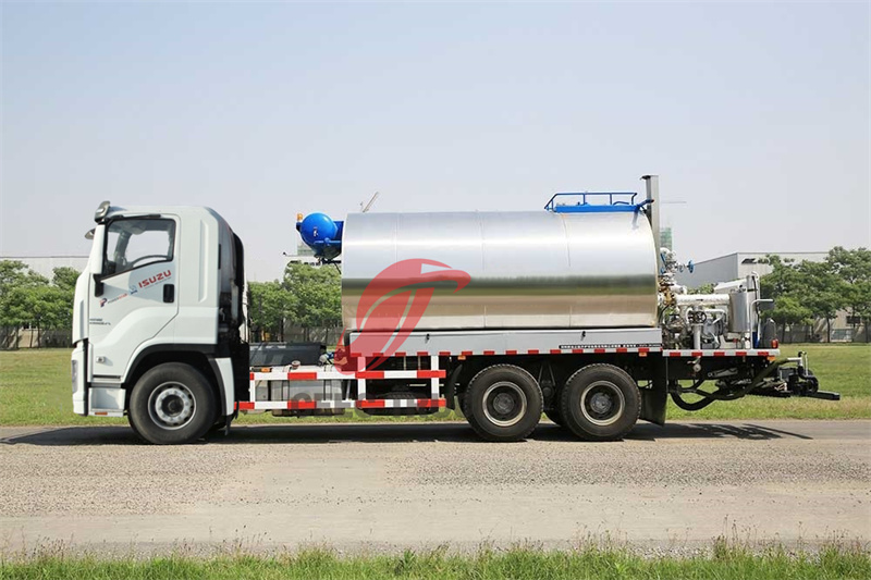 Isuzu GIGA automatic asphalt distributor truck