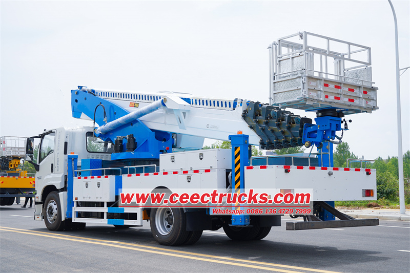 Mobile and safe 45m Isuzu GIGA aerial platform truck