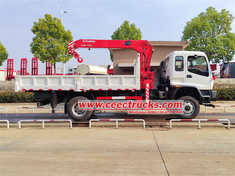 Isuzu cargo truck with Crane