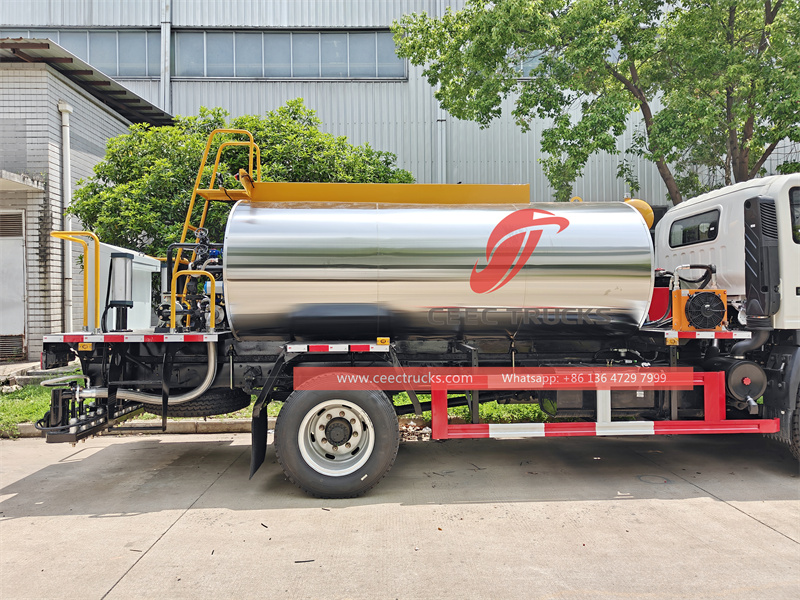 HOWO 4X2 asphalt spreading truck