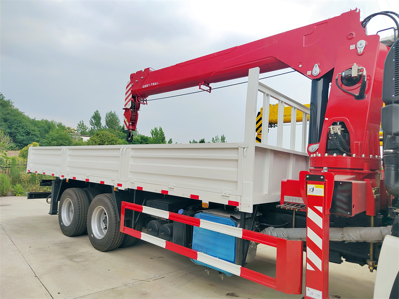 Isuzu GIGA 6x4 cargo truck mounted 12 tons crane