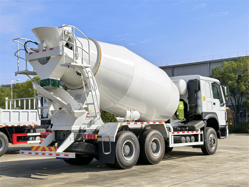 Howo 6x4 mixer tank truck