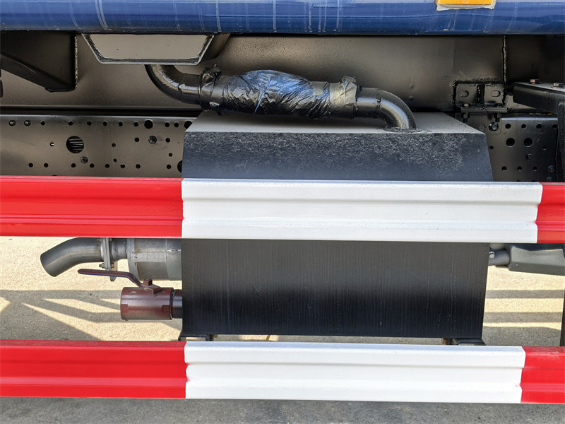 Isuzu 6cbm rear loader garbage truck