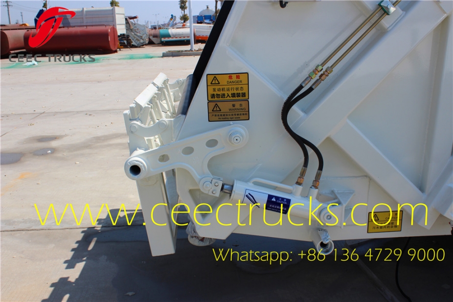 Manufacturer lowest price supply 5 CBM compressed garbage trucks Dongfeng