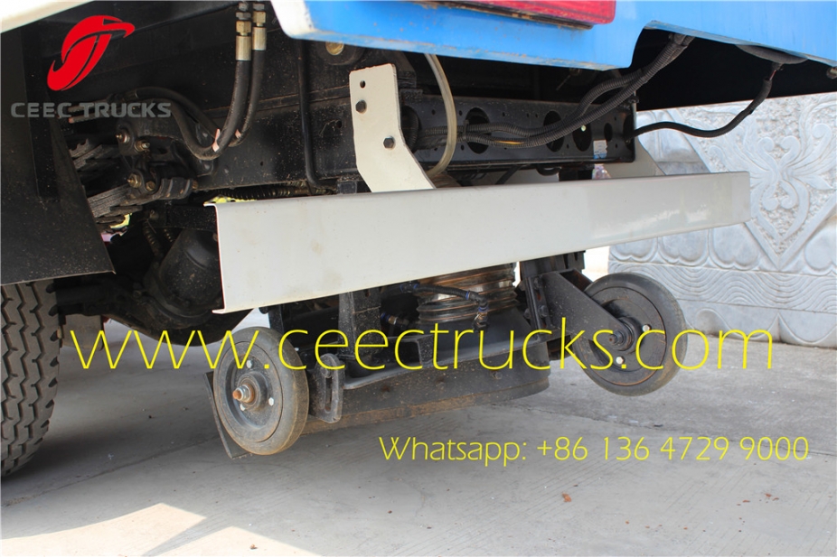 Dongfeng 7400kg gross weight road sweeping truck with sweeper and washer