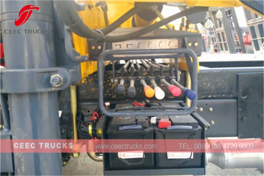 Dongfeng 2 Tons knuckle crane mounted trucks