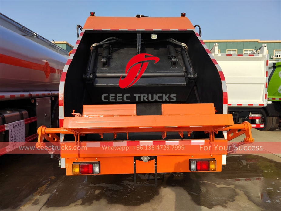 Dubai customer buy ISUZU 10 cubic meter refuse compactor trucks