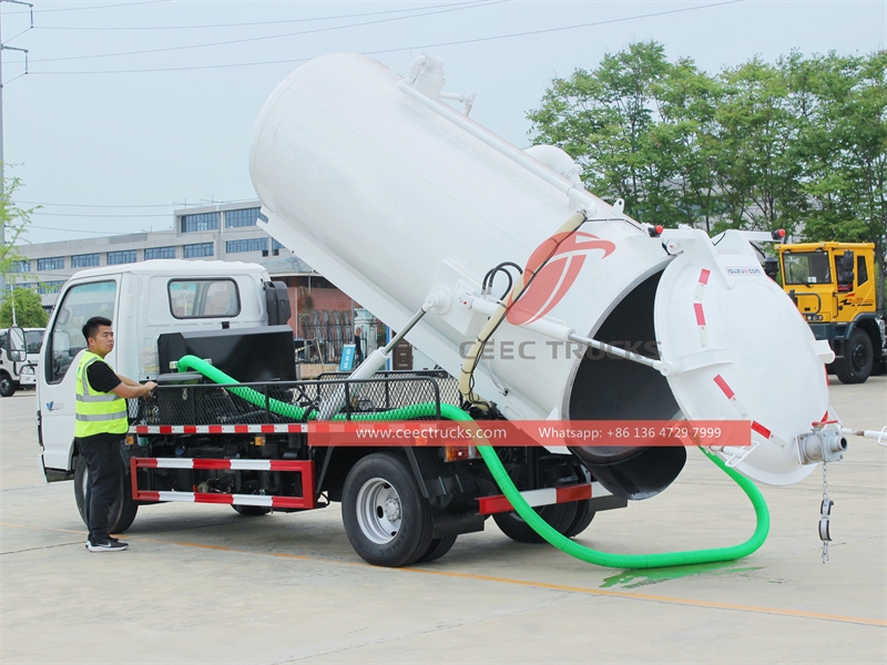 ISUZU mini vacuum sewage truck with factory direct sale