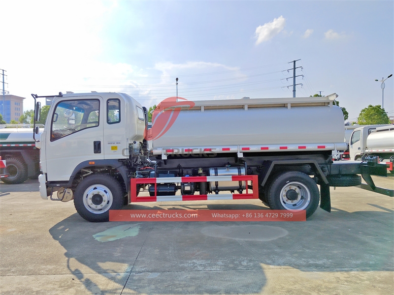 HOWO 140hp light duty Fuel Tank Truck made in China