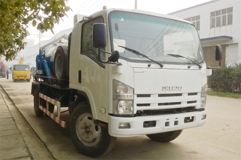 Isuzu NPR vacuum suction truck made in China