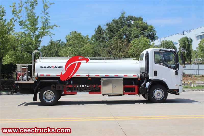 Isuzu 4x4 4cbm off-road potable water tanker for sale