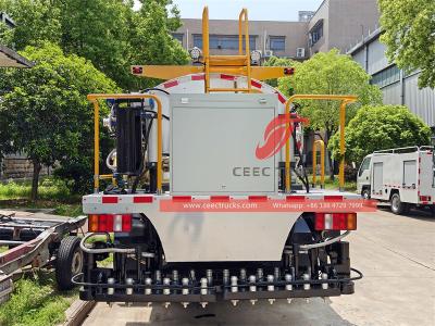 Howo light-duty 3000L asphalt spreading truck