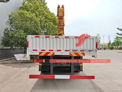 HOWO heavy-duty 371hp truck with 20 tons crane