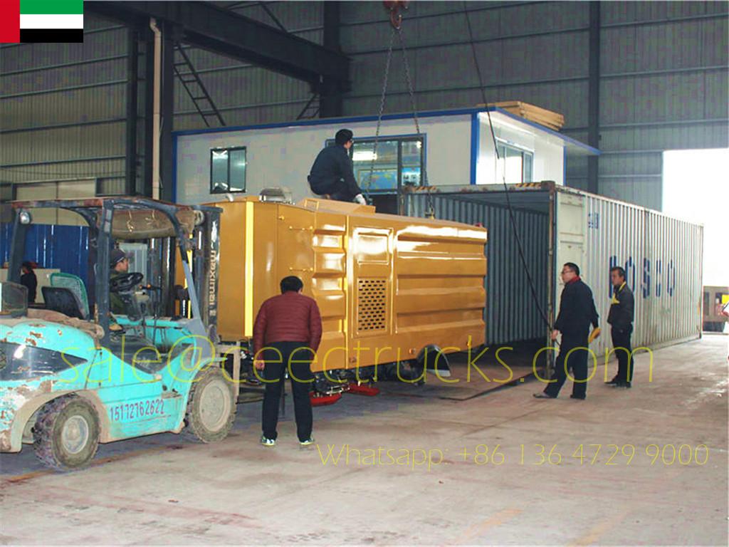 Ein Kunde aus Dubai kauft 4 Straßenkehrmaschinenaufbauten für die Containerlieferung