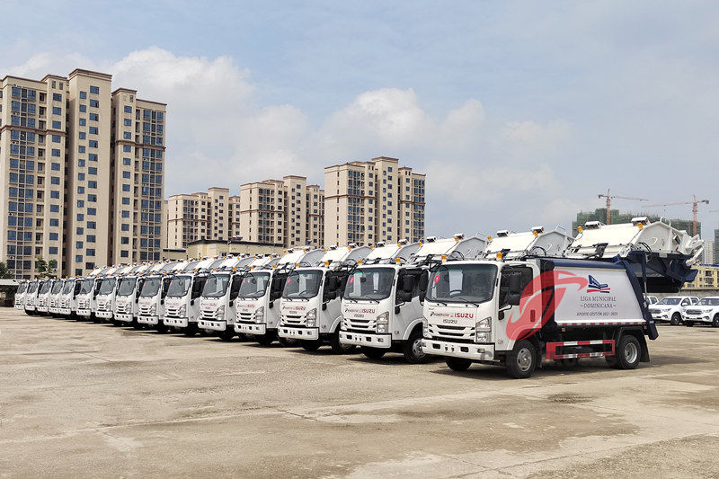 15 Einheiten brandneuer Isuzu ELF Hecklader-Verdichter-LKW