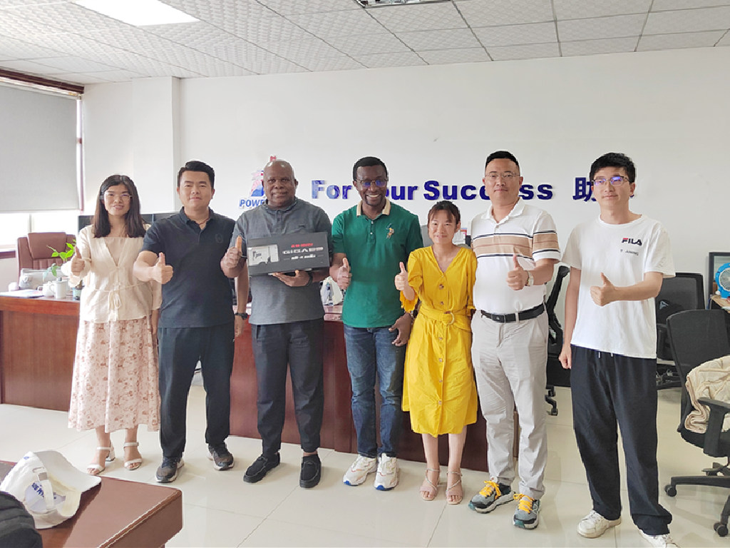 Äthiopische Kunden besuchen uns, um einen ISUZU 20m Hubarbeitsbühnenwagen zu kaufen.