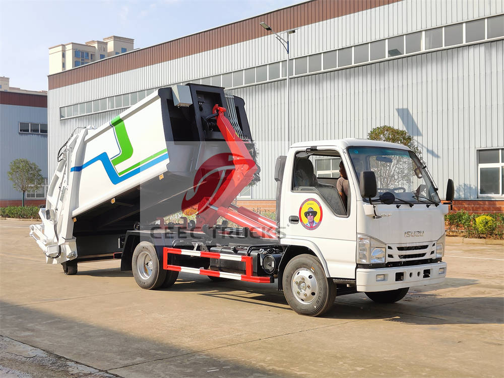 Der Hecklader Isuzu 600P mit Hakenlift wird von CEEC TRUCKS auf den Markt gebracht