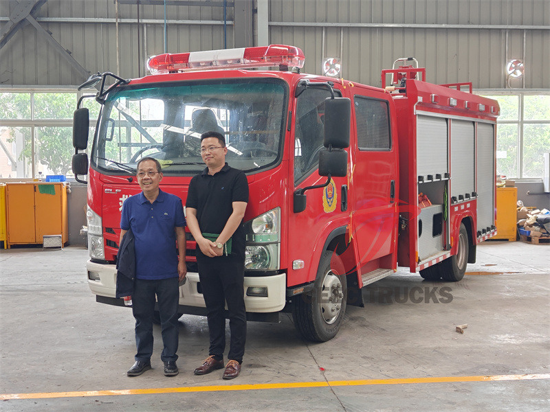 Kunden aus den Philippinen kommen, um ein Isuzu 2000L-Feuerwehrauto zu kaufen