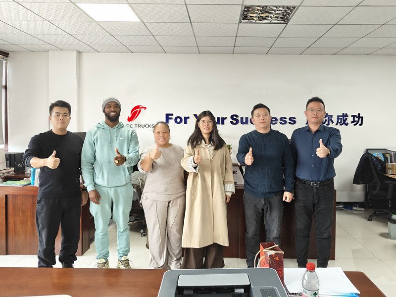 Ecuadorianischer Kunde besucht CEEC-Werk zur Besichtigung von ISUZU-Müllwagen